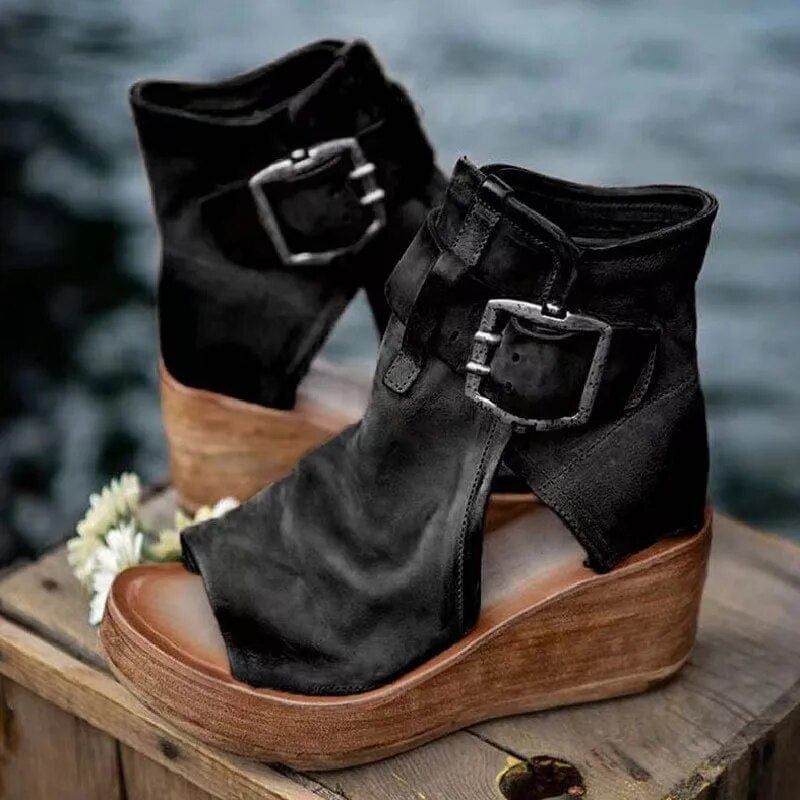 Camilla | Peeptoe-Plateau-Stiefeletten mit Keilabsatz und Vintage-Schnallen