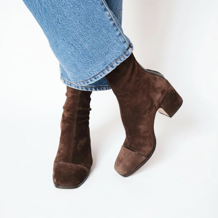 Adelina | Wildlederstiefeletten mit eckiger Zehenpartie und Blockabsatz