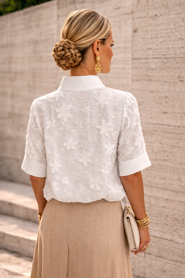 Amelia | Elegante Camicetta a Collo Alto con Ricami Floreali 1