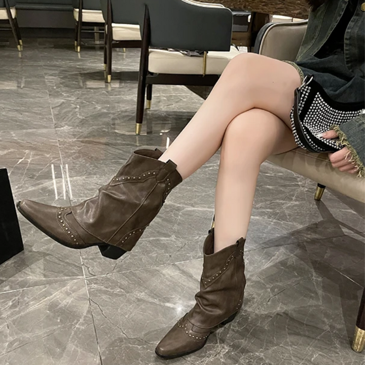 Elena | Stivali western borchiati, audaci ed eleganti 1