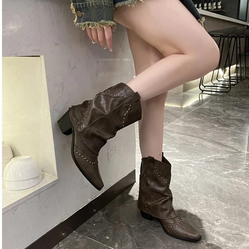 Elena | Stivali western borchiati, audaci ed eleganti 2