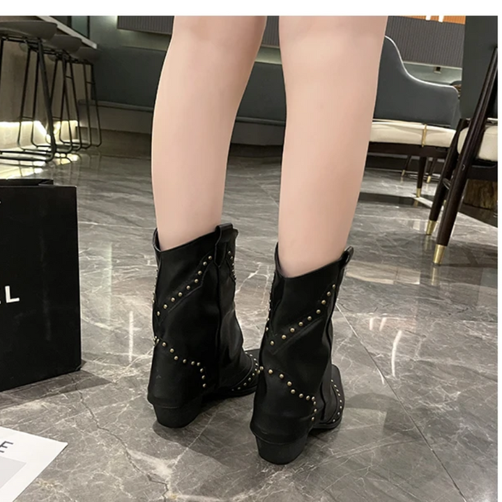 Elena | Stivali western borchiati, audaci ed eleganti 7