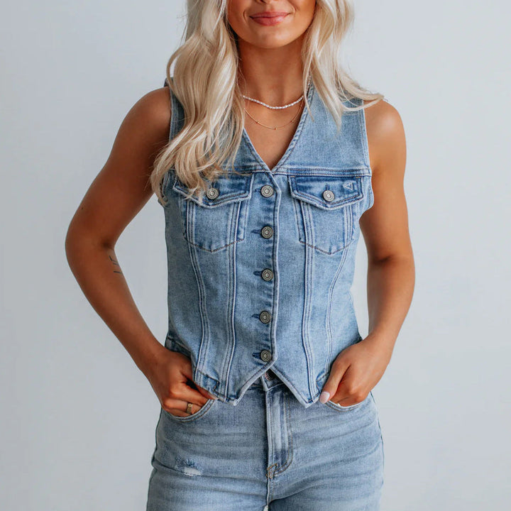 Gilet da donna in denim con abbottonatura frontale e dettagli di taglio moderni. 1