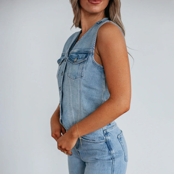 Gilet da donna in denim con abbottonatura frontale e dettagli di taglio moderni. 2