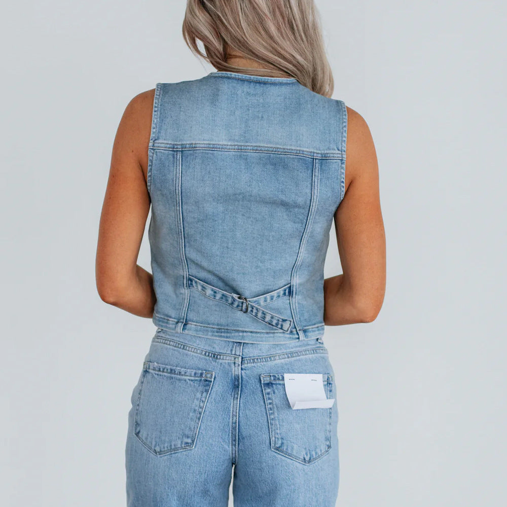 Gilet da donna in denim con abbottonatura frontale e dettagli di taglio moderni. 4