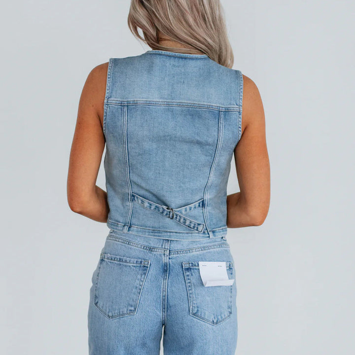 Gilet da donna in denim con abbottonatura frontale e dettagli di taglio moderni. 4