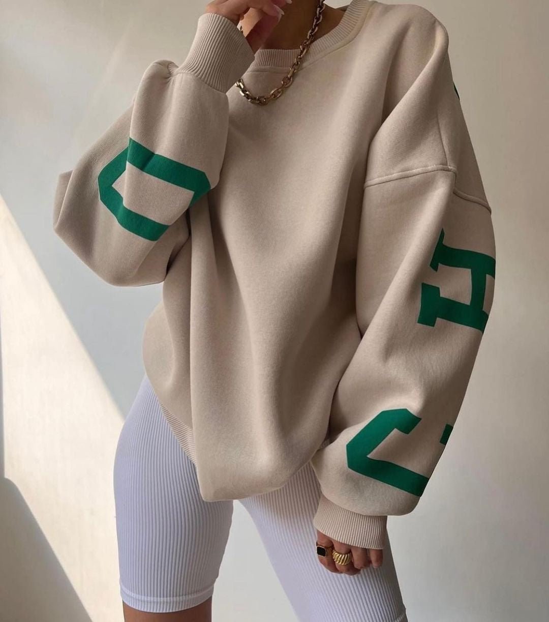 Isla | Maglione girocollo oversize da donna con maniche stile college e fodera in pile 3