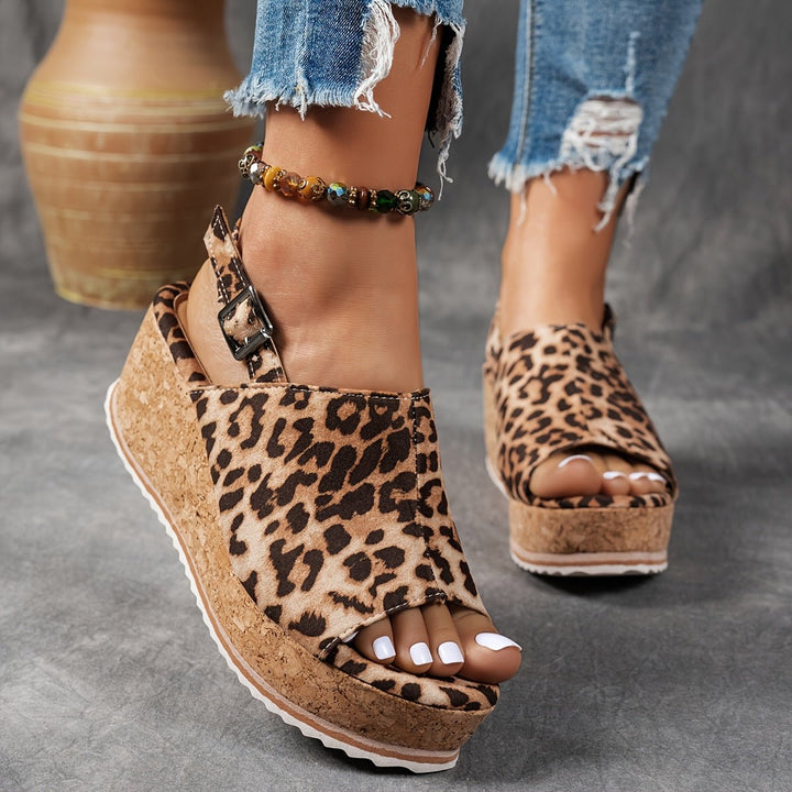 Katharina | Eleganti sandali con zeppa e plateau con stampa animalier 1