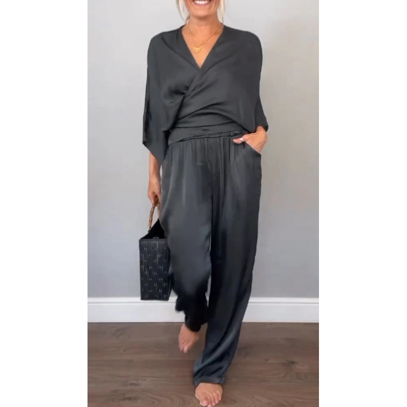 Katia | Elegante e Confortevole Completo Due Pezzi con Finitura Satinata 0