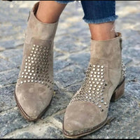 Aria| Markante Stiefeletten mit Spitze, Nieten und Blockabsatz