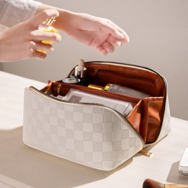 Nora | Elegante e Compatta Borsa da Toilette a Quadri per Viaggi 0