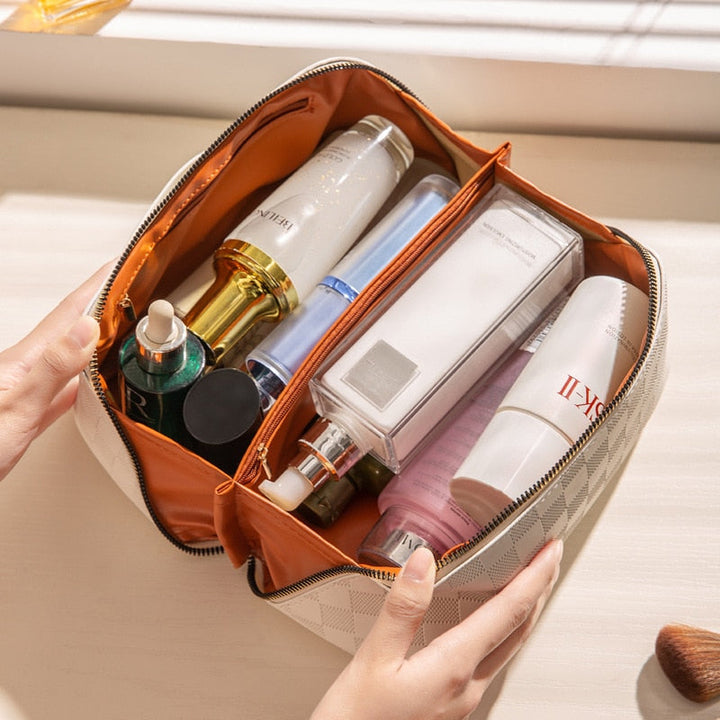 Nora | Elegante e Compatta Borsa da Toilette a Quadri per Viaggi 1