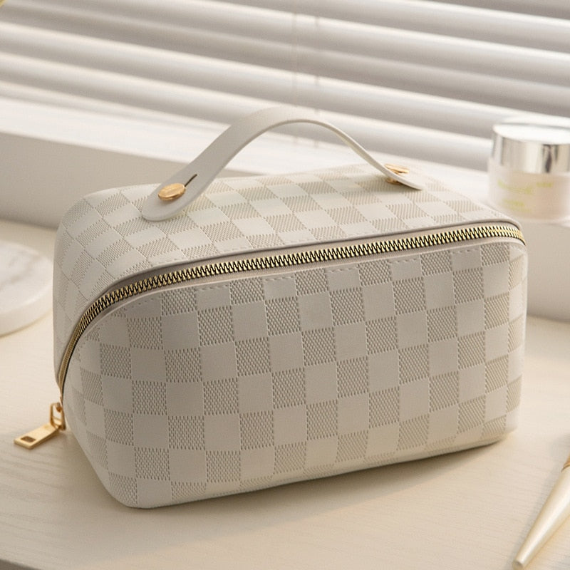 Nora | Elegante e Compatta Borsa da Toilette a Quadri per Viaggi 2