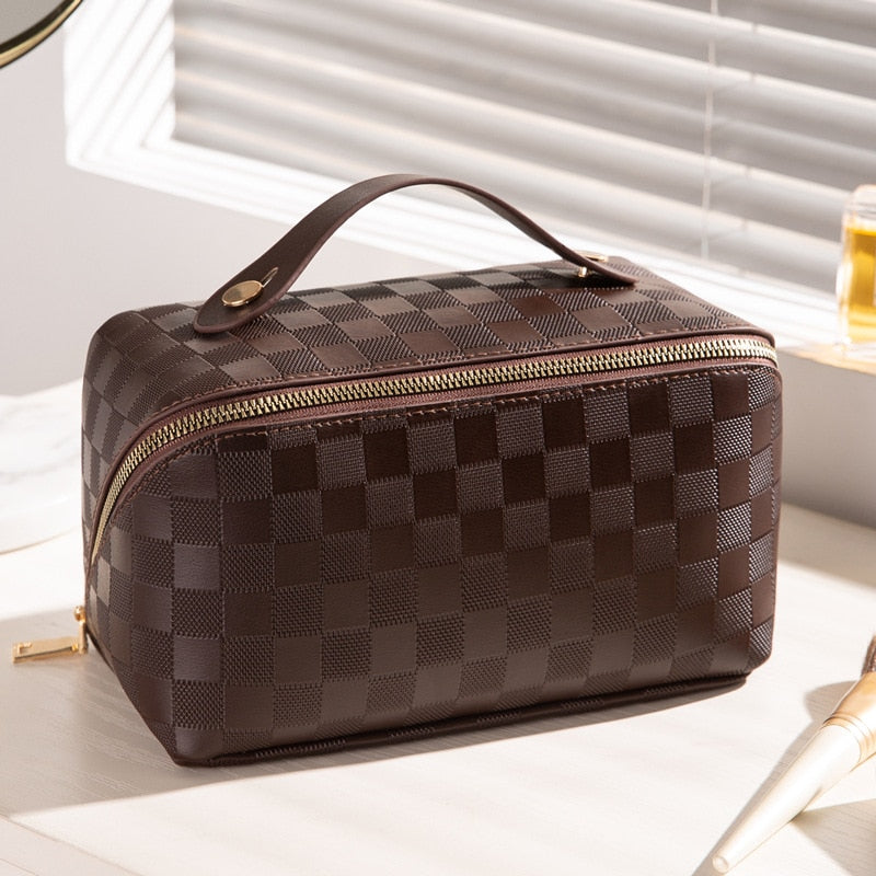 Nora | Elegante e Compatta Borsa da Toilette a Quadri per Viaggi 4