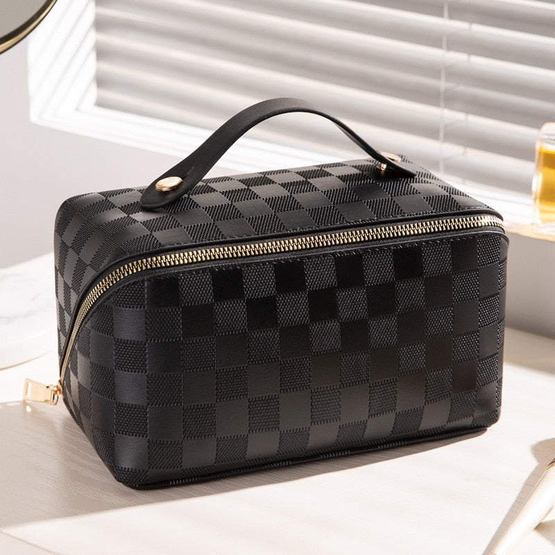Nora | Elegante e Compatta Borsa da Toilette a Quadri per Viaggi 5