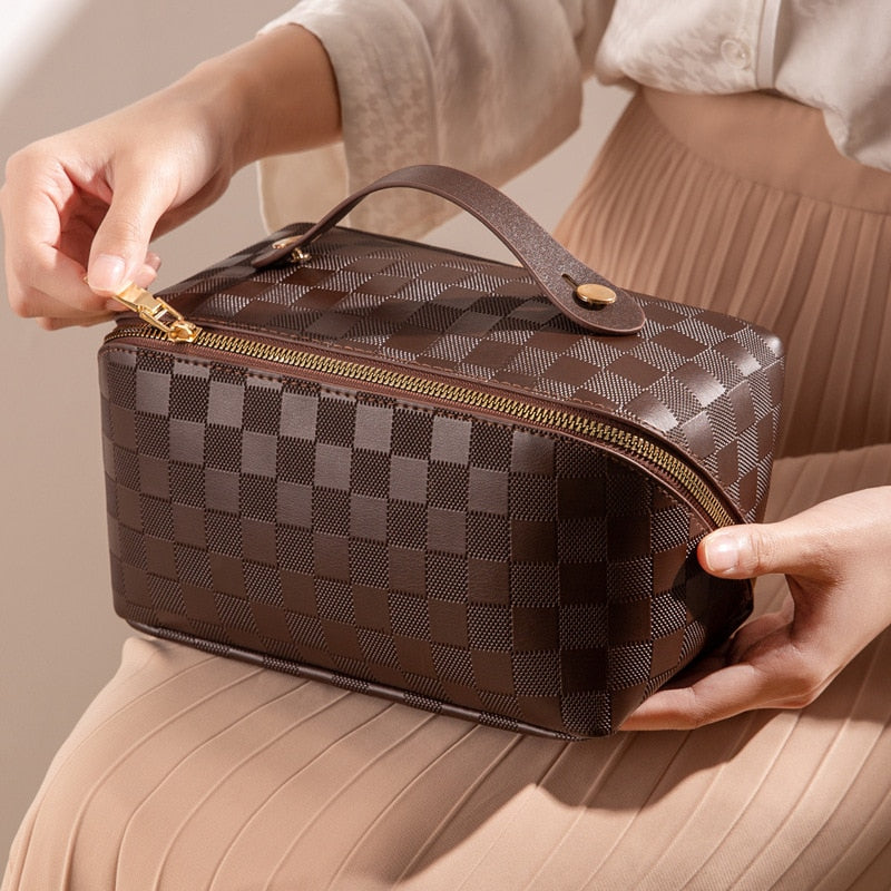 Nora | Elegante e Compatta Borsa da Toilette a Quadri per Viaggi 6