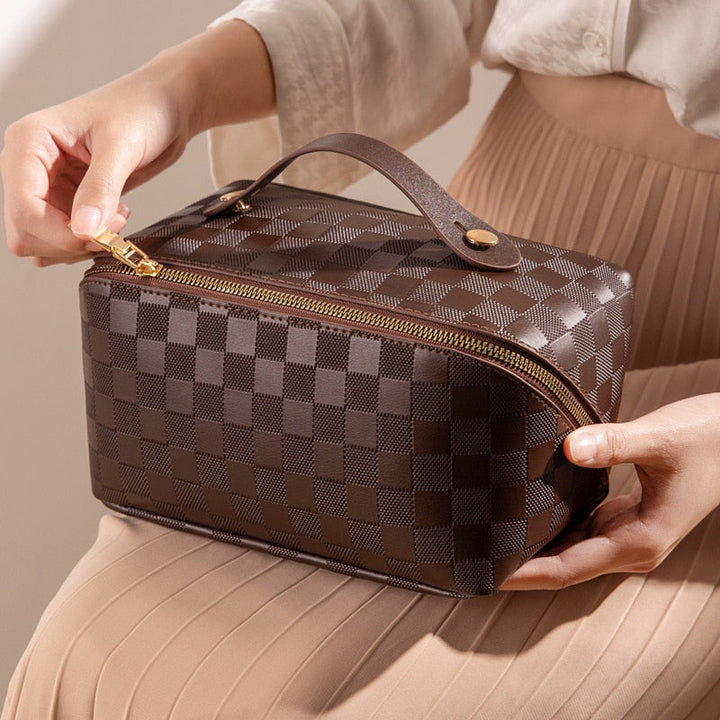 Nora | Elegante e Compatta Borsa da Toilette a Quadri per Viaggi 6