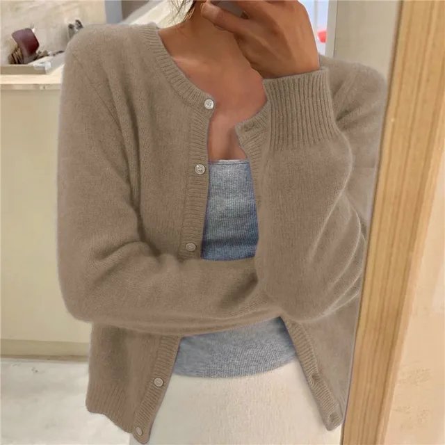 Olivia | Cardigan da donna in maglia morbida con abbottonatura frontale e scollo rotondo 4