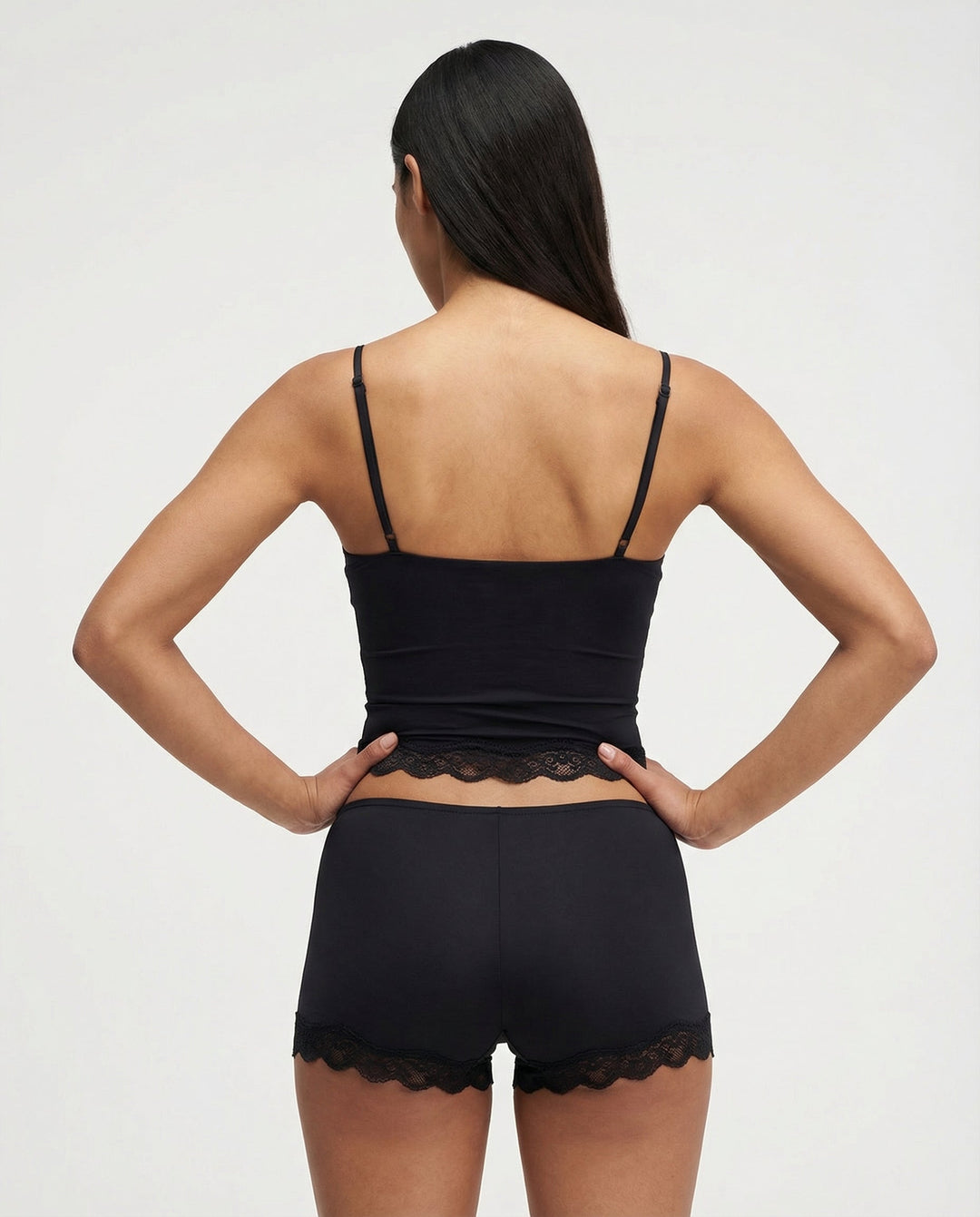 Sorella | Elegante e Morbido Pigiama Donna in Pizzo con Spalline Regolabili 1