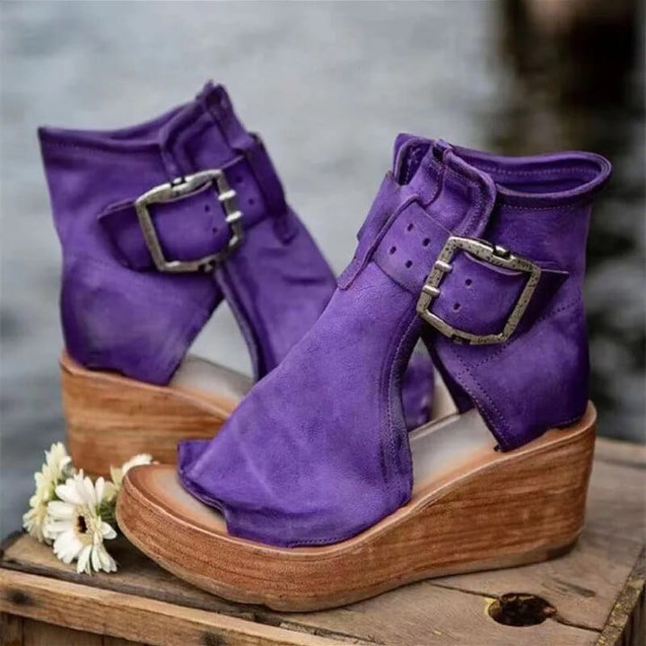 Camilla | Peeptoe-Plateau-Stiefeletten mit Keilabsatz und Vintage-Schnallen