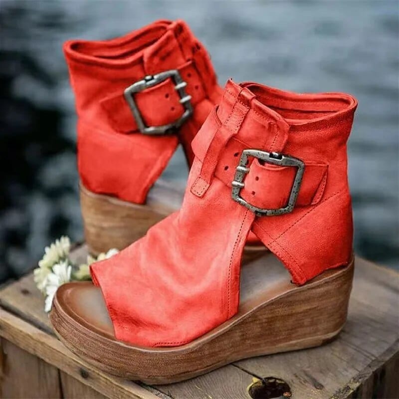 Camilla | Peeptoe-Plateau-Stiefeletten mit Keilabsatz und Vintage-Schnallen