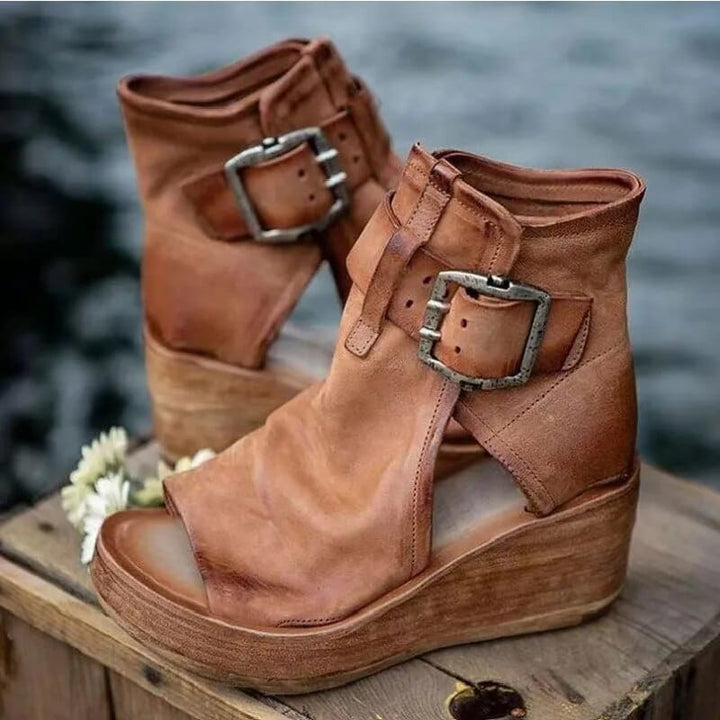 Camilla | Peeptoe-Plateau-Stiefeletten mit Keilabsatz und Vintage-Schnallen